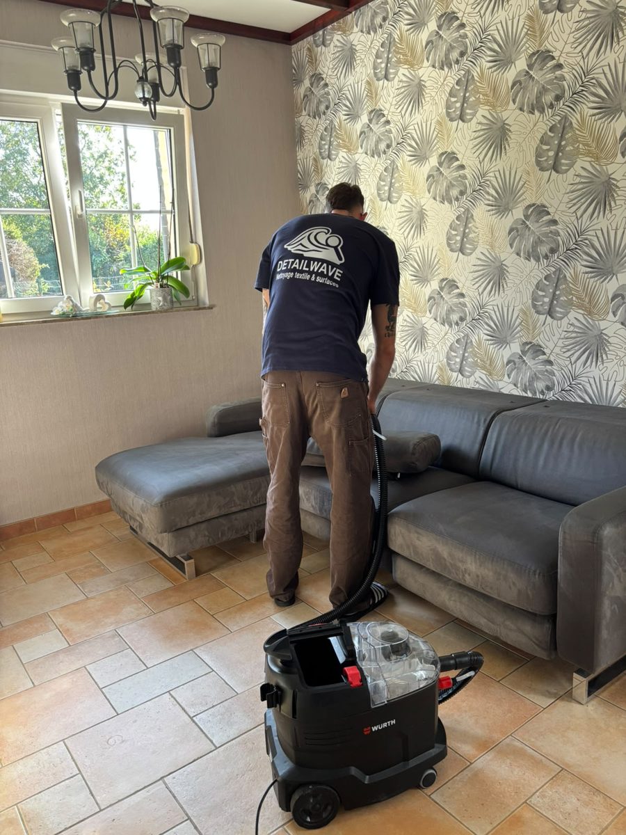 Gaulthier, de Detailwave, nettoie un canapé d'angle chez un client