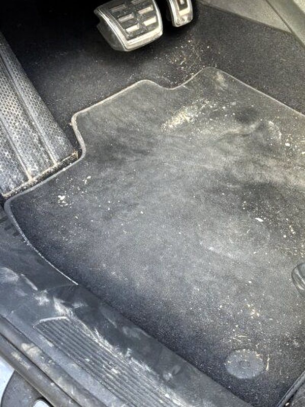 Intérieur Audi · plancher conducteur avant nettoyage