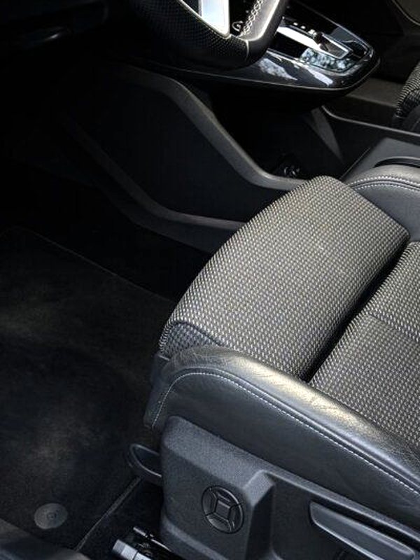 Intérieur Audi · plancher conducteur après nettoyage
