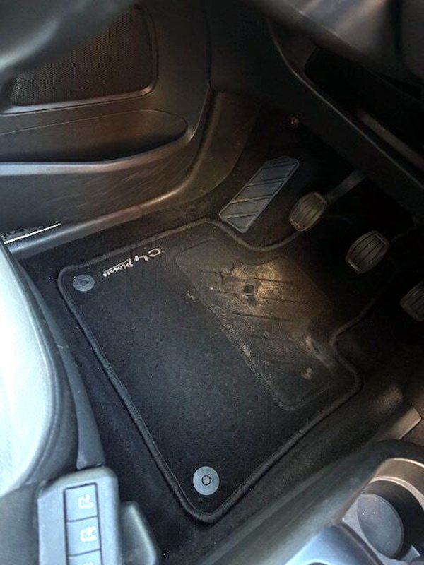 Citroën C4 Picasso · tapis avant après nettoyage